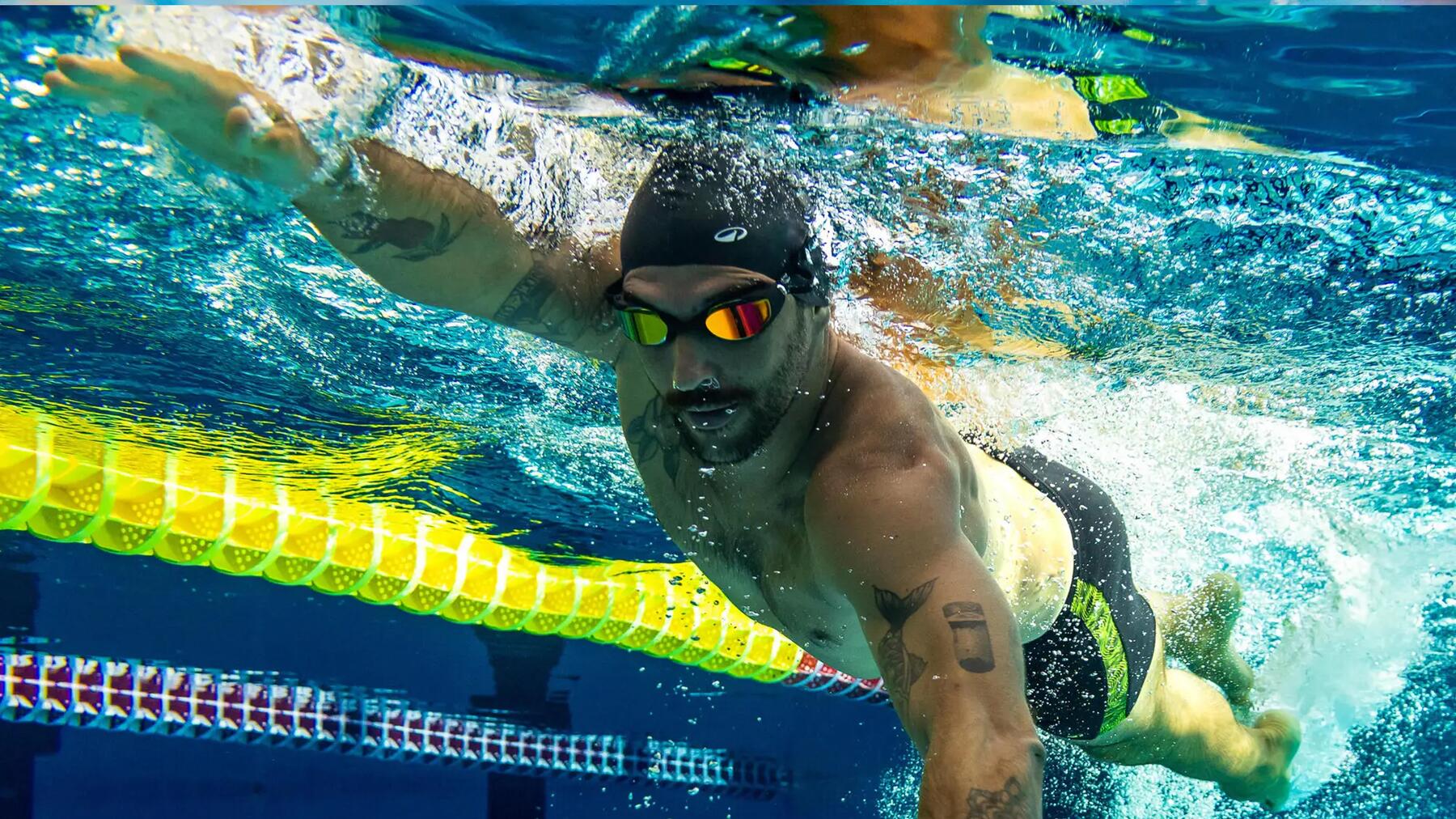 Ein Mann hat als Erwachsener professionelles Schwimmen gelernt