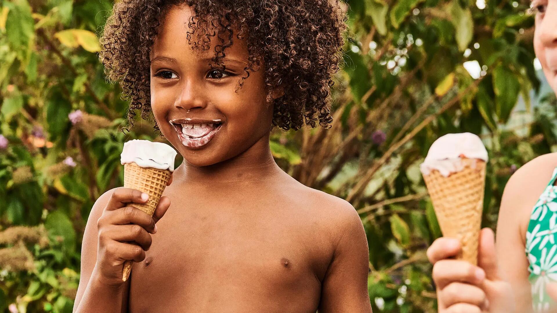 Chłopiec jedzący lody