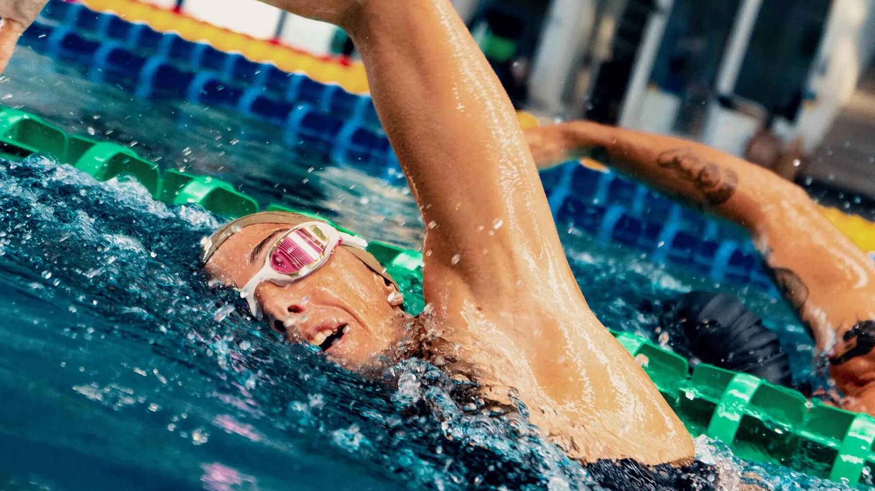 Eine Frau kann kraulen, weil sie als Erwachsene Schwimmen gelernt hat