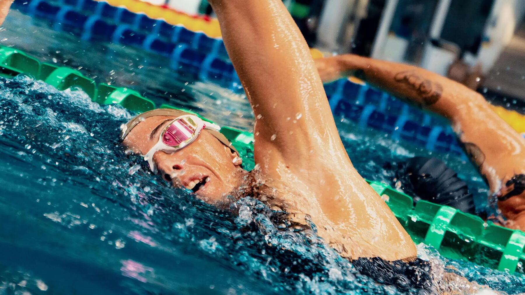 Eine Frau krault im Schwimmbad gegen Cellulite