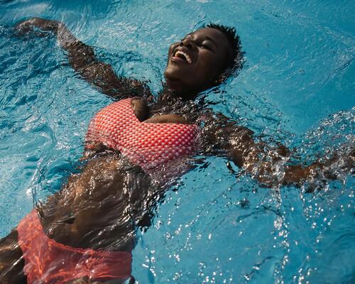 Eine erwachsene Frau hat Schwimmen gelernt
