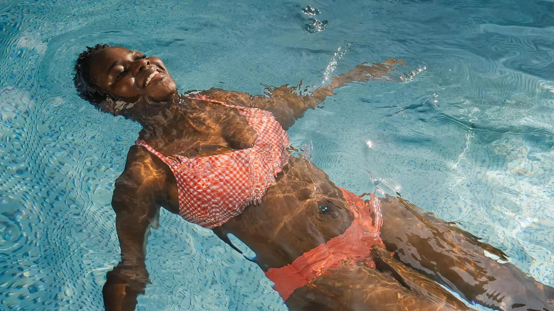 Eine Frau triebt im Wasser und hat Schwimmen gelernt