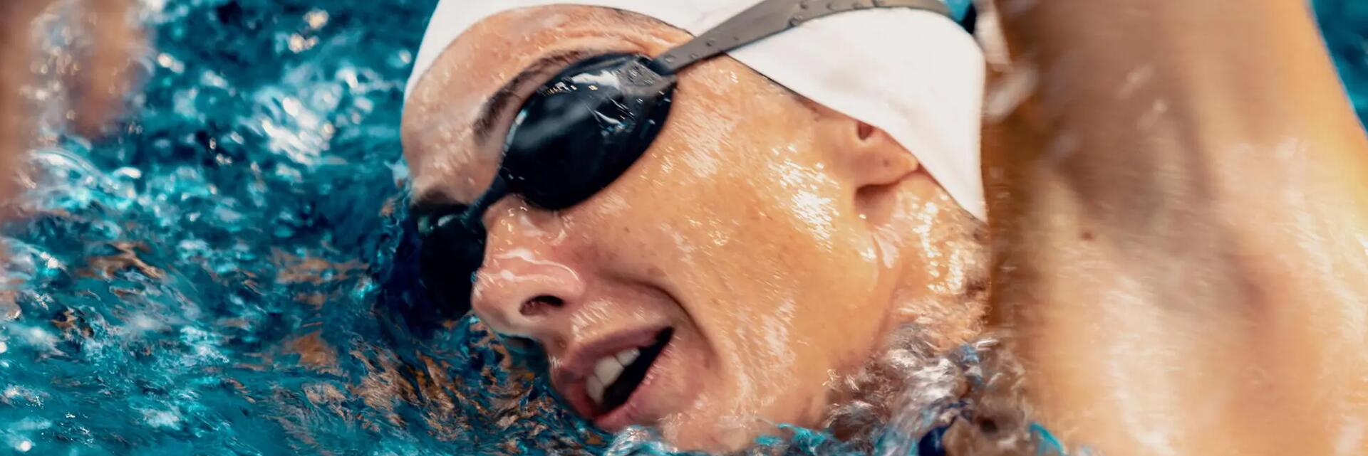 Eine Frau schwimmt und atmet dabei durch den Mund