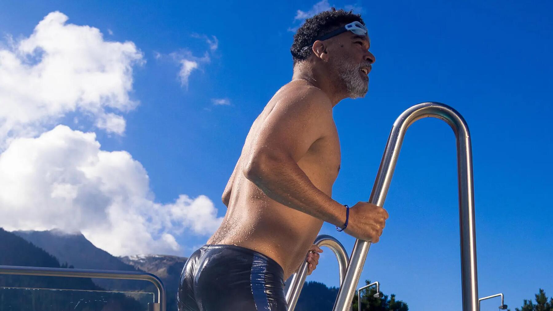 Ein Mann hat im Pool Schwimmen gelernt