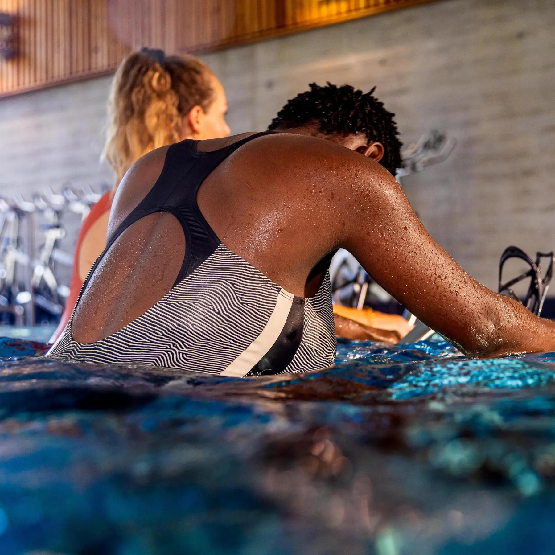 Frauen im Wasser nach dem Schwimmen im Schwimmbad