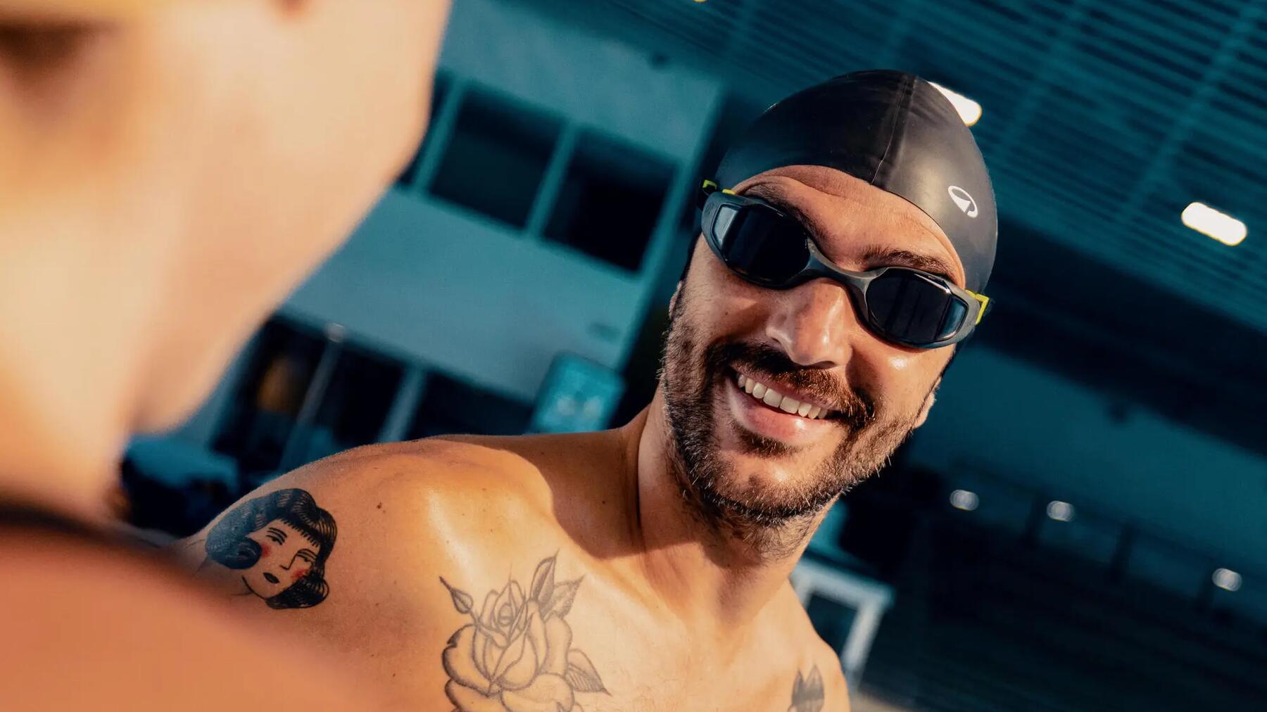 Ein Mann lacht, weil er als Erwachsener Schwimmen gelernt hat