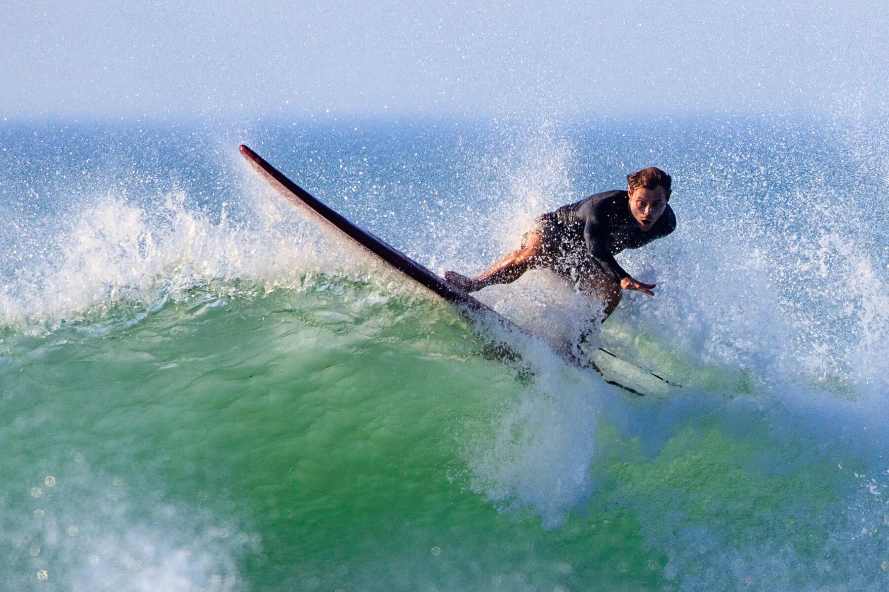 Mężczyzna uprawiający surfing