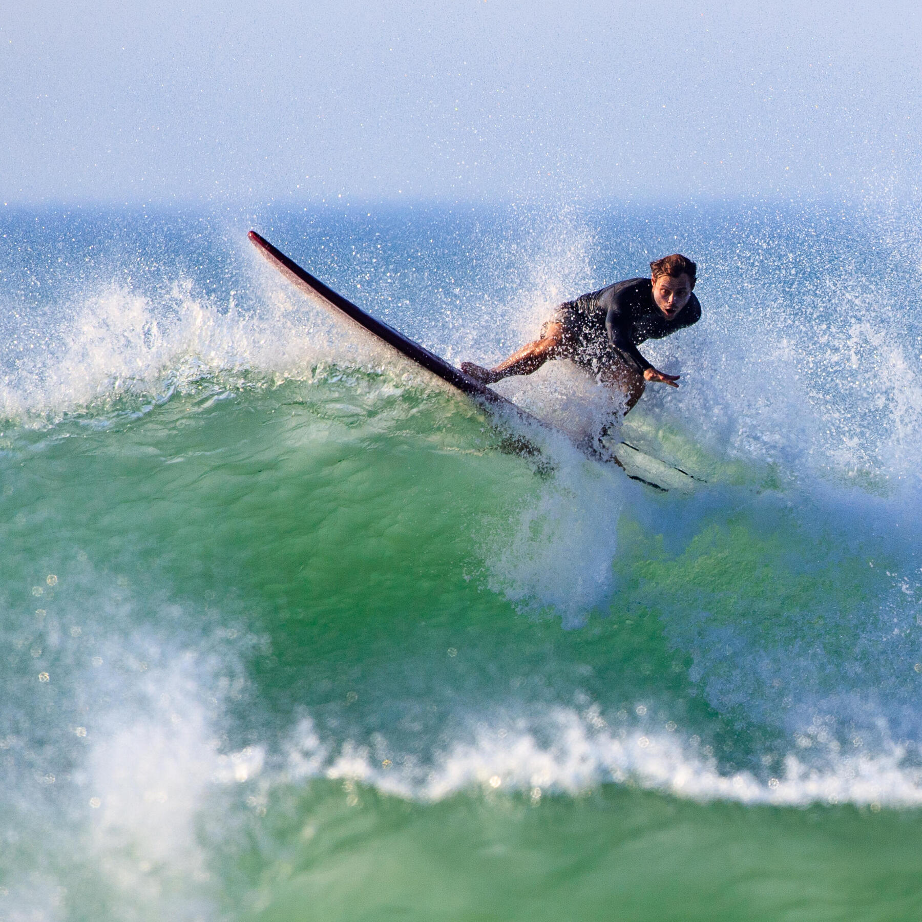Mężczyzna uprawiający surfing
