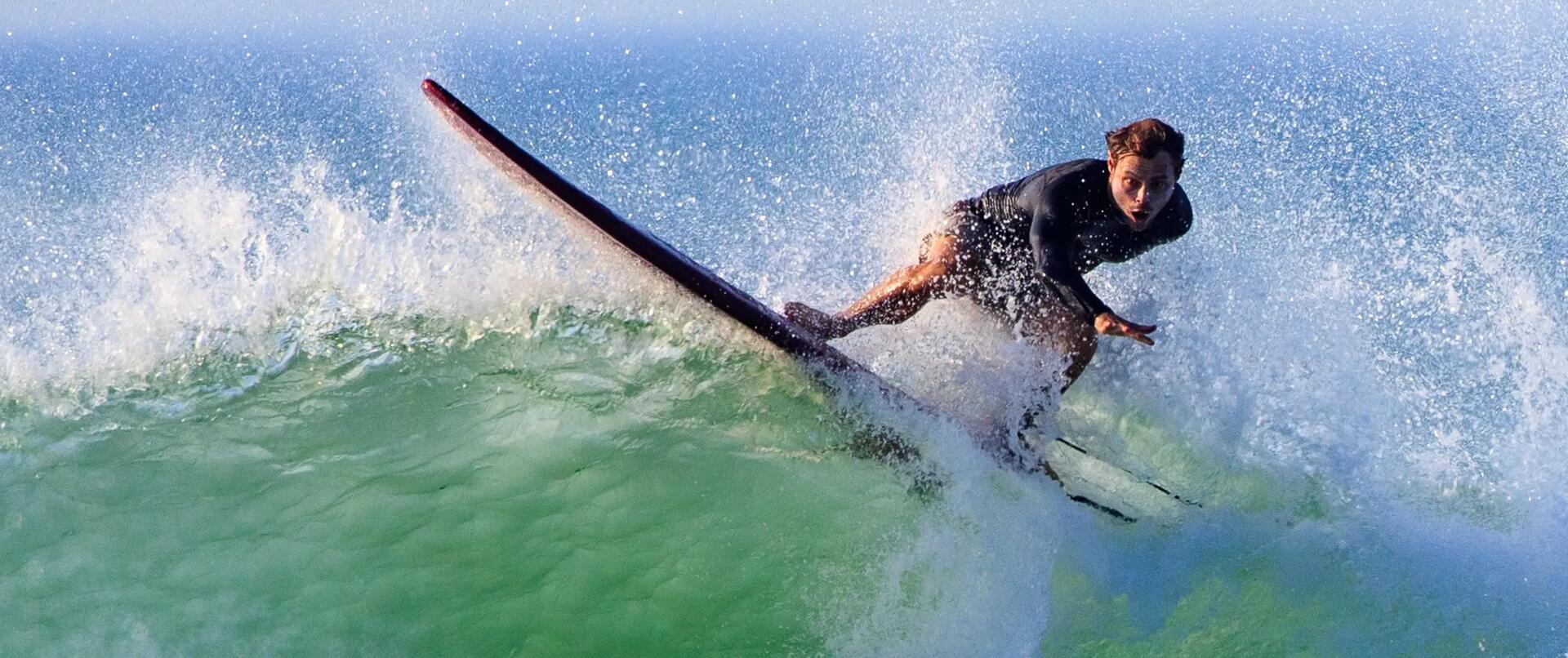 Chico surfeando con tabla Olaian