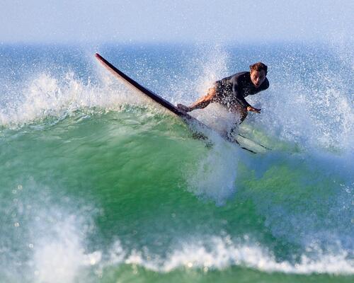 Chico surfeando con tabla Olaian