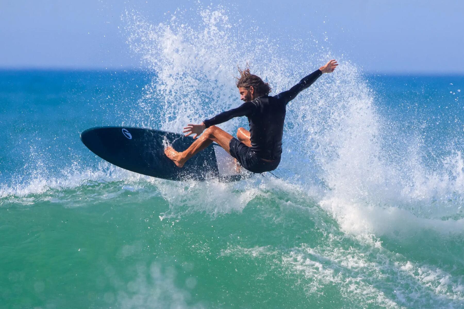 hombre practicando surf
