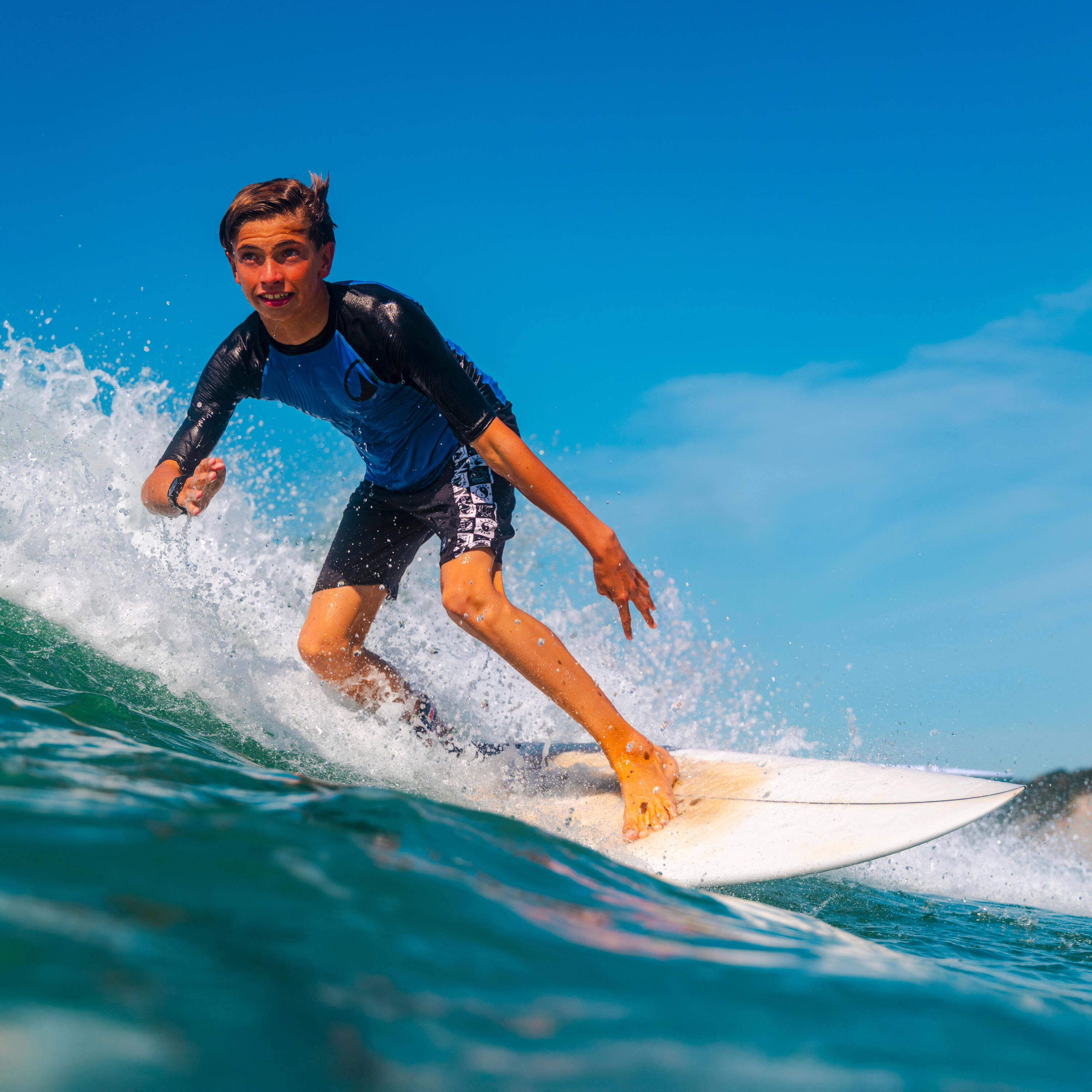 Boys’ surfing short sleeve UV-protection top, 500 black and blue -  2