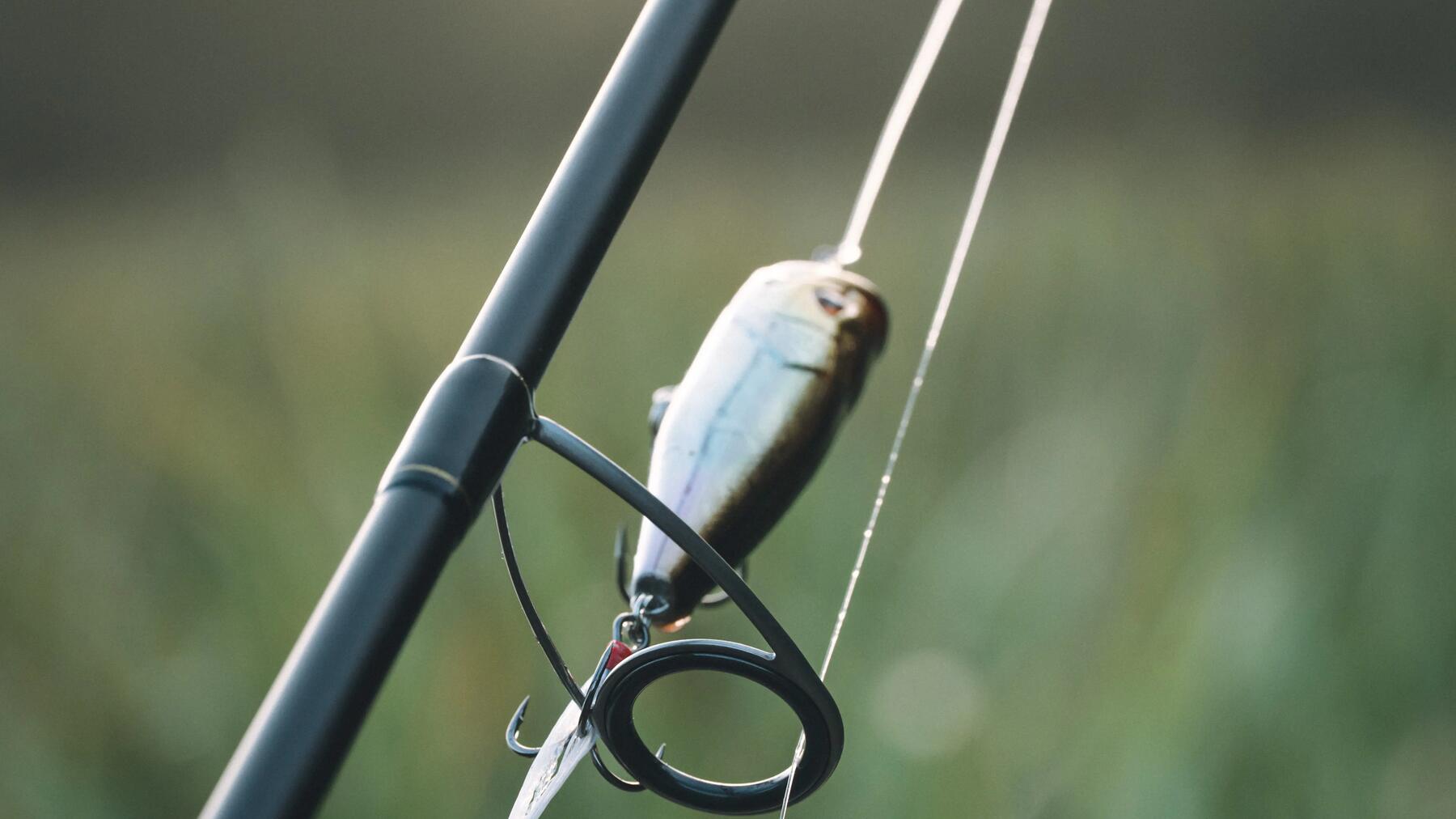 Angler fischt mit Spinnrute im Meer