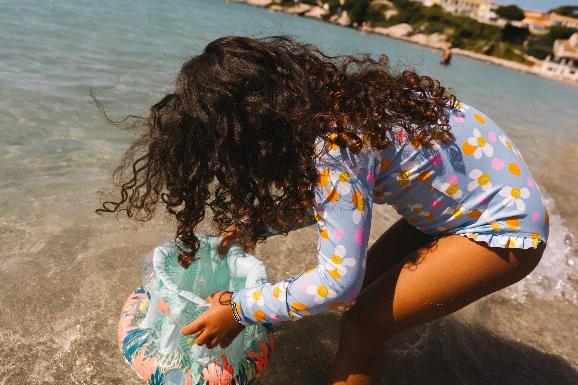 Kobiety w strojach pływackich uprawiające aqua aerobic w basenie