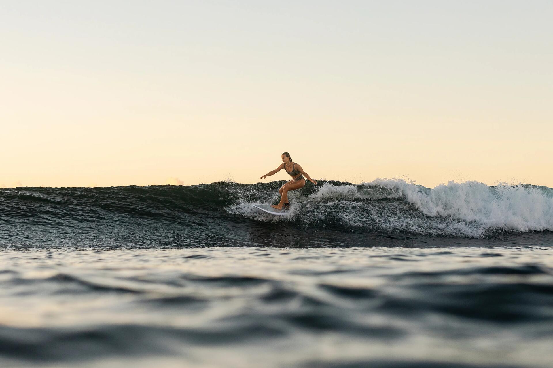 Kobieta uprawiająca surfing