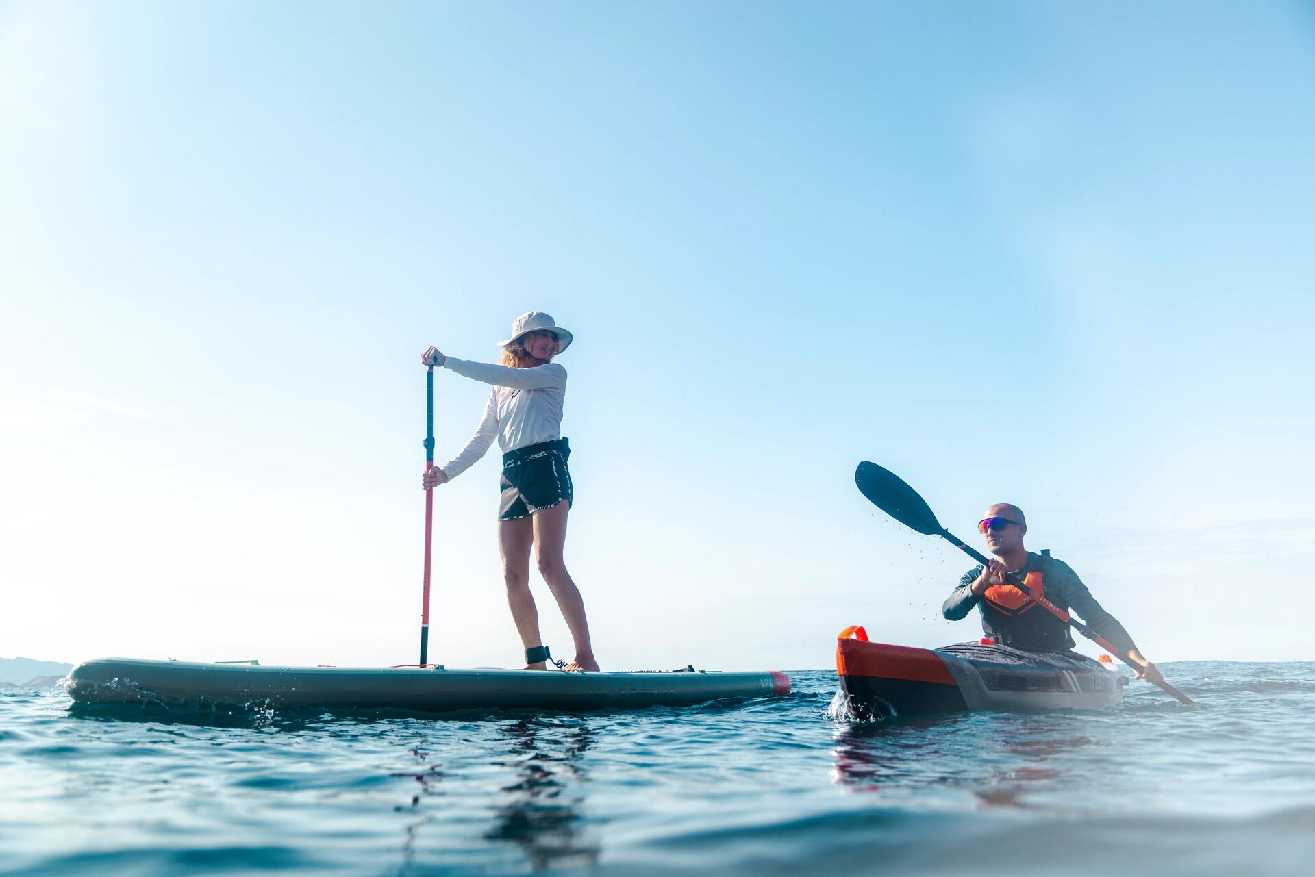 SUP-Tour bei Sonnenuntergang: Stand Up Paddler erkundet einen klaren Alpensee