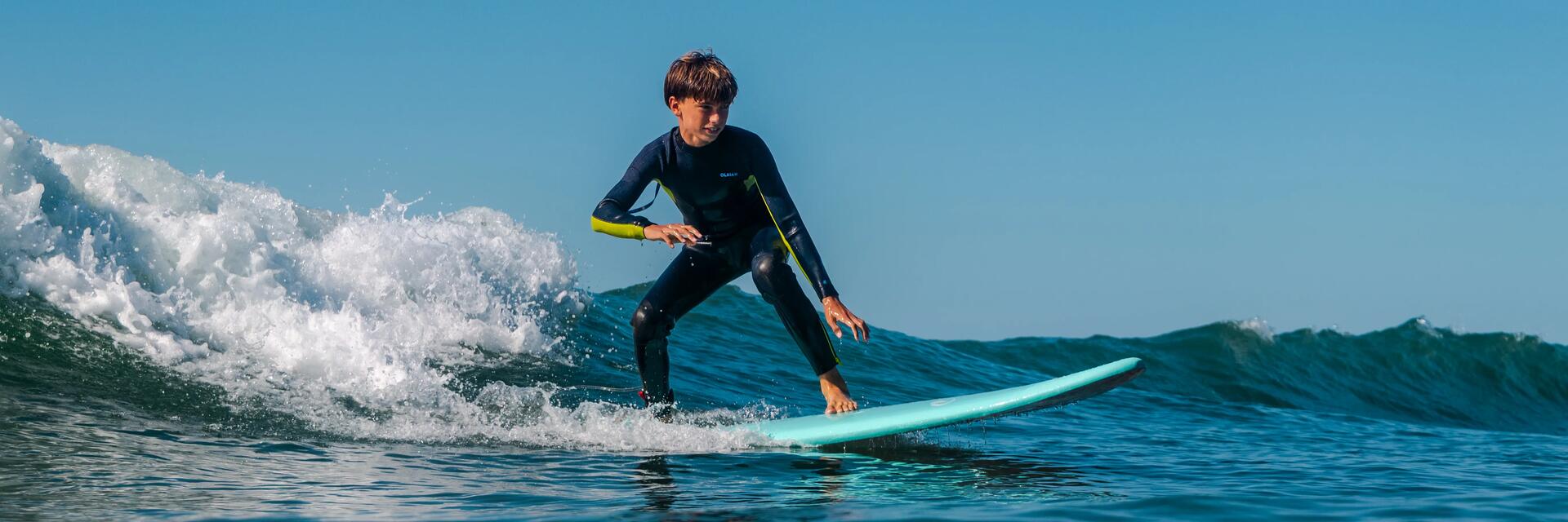 Chłopak w piance neoprenowej uprawiający surfing na Fuerteventura