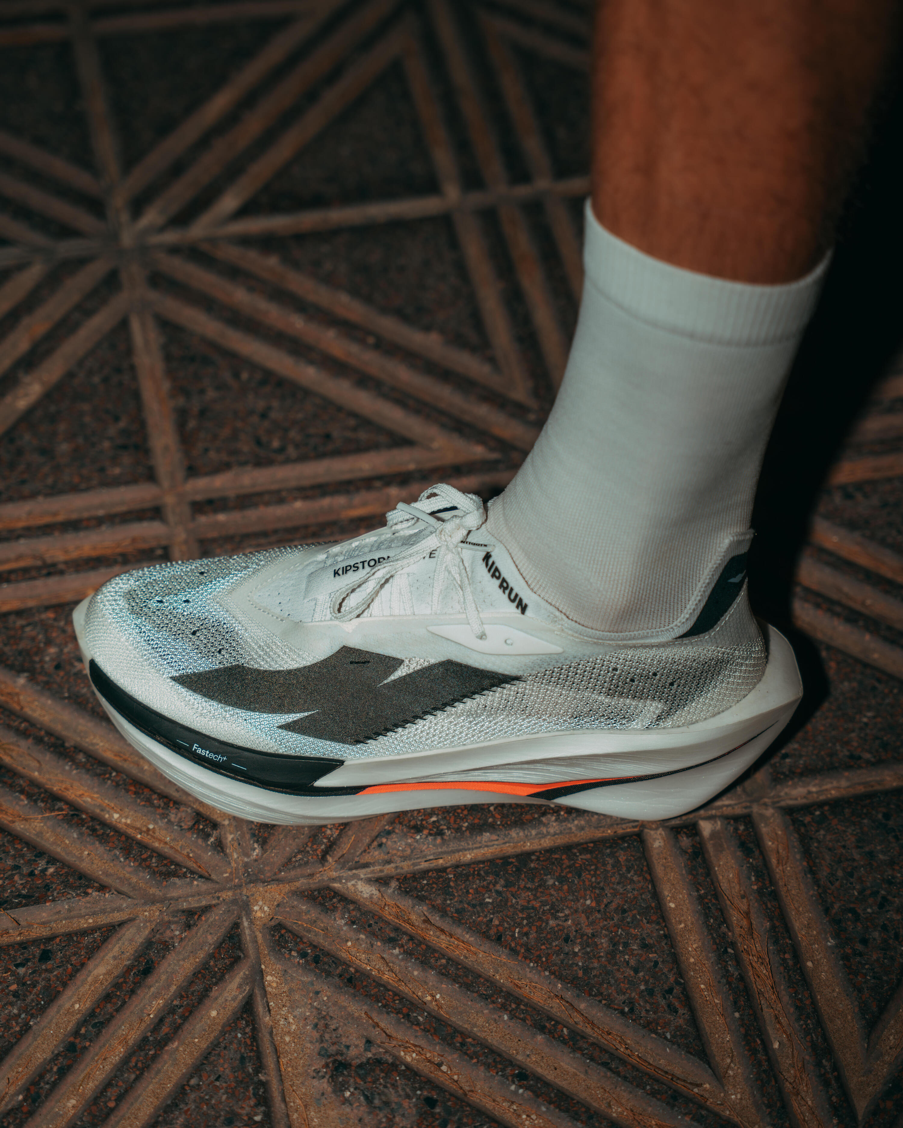 Scarpe running uomo KIPSTORM ELITE con piastra in carbonio bianco-rosa 13/14