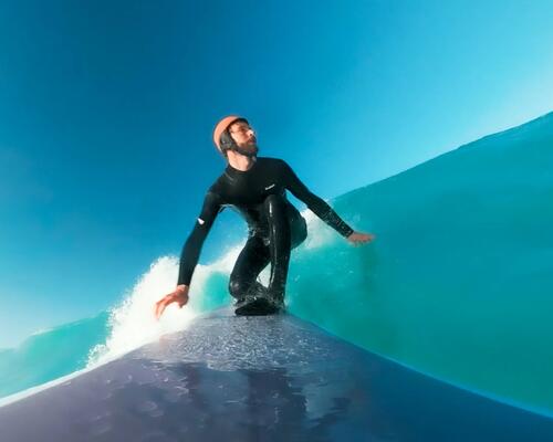 femme surfant une vague
