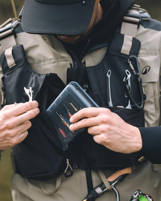 Ce gilet permet de ranger quelques boîtes de leurres.