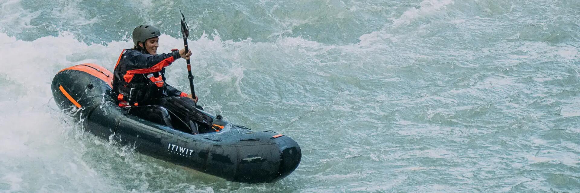 Kobieta trenująca packrafting