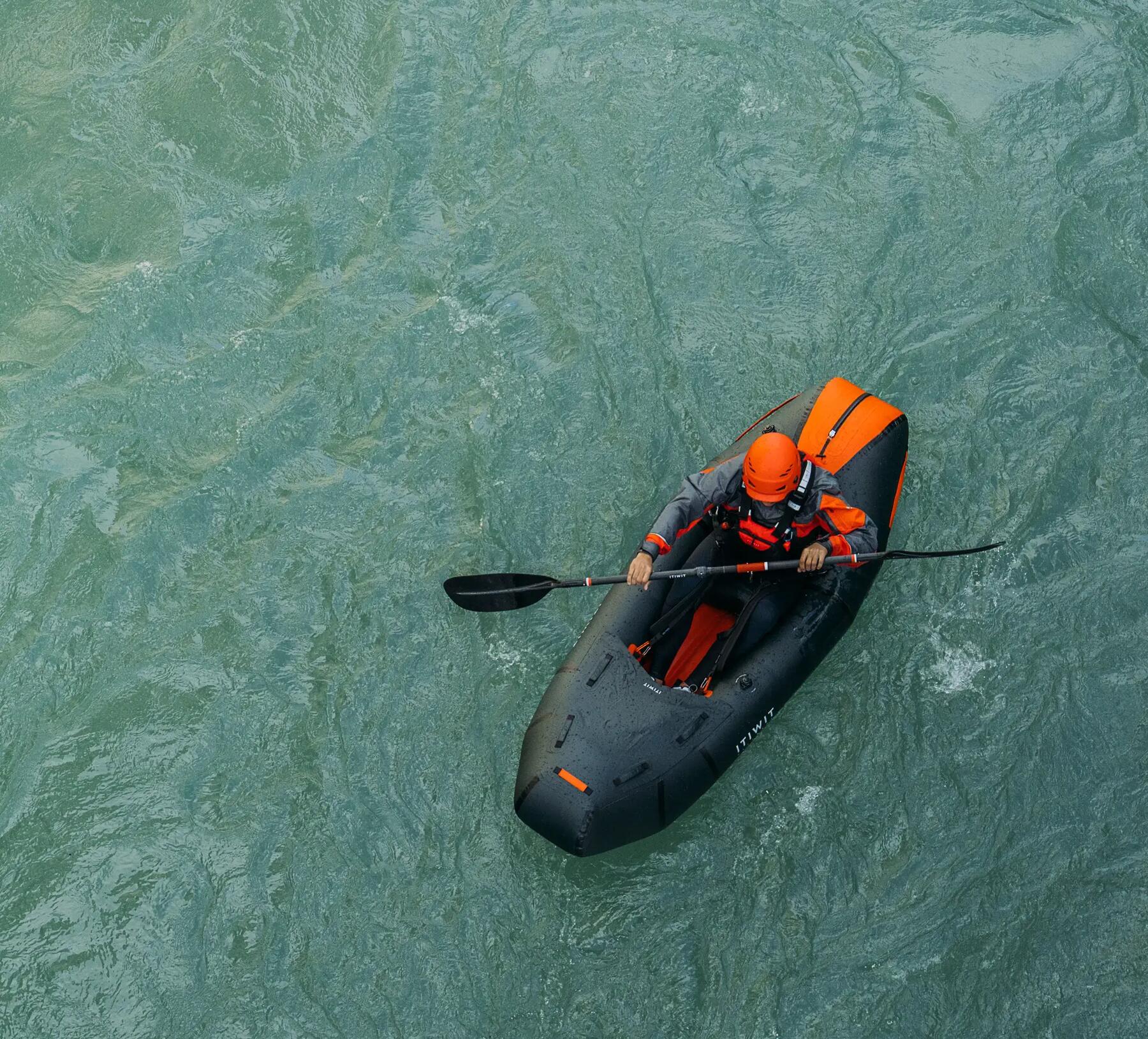 Eine Person fährt mit dem Kajak auf Wildwasser