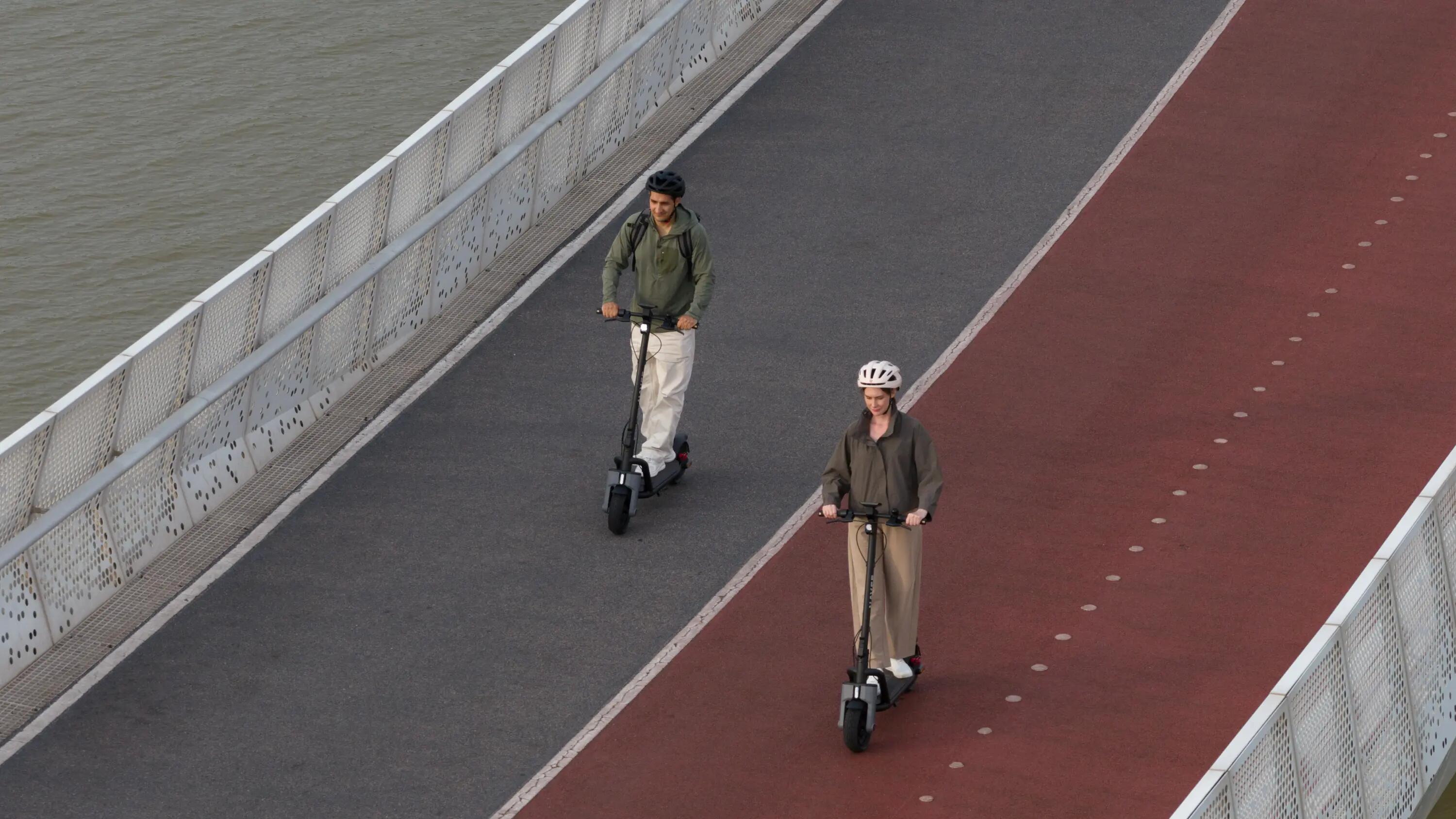 Dos personas con patinetes comprados en Decathlon