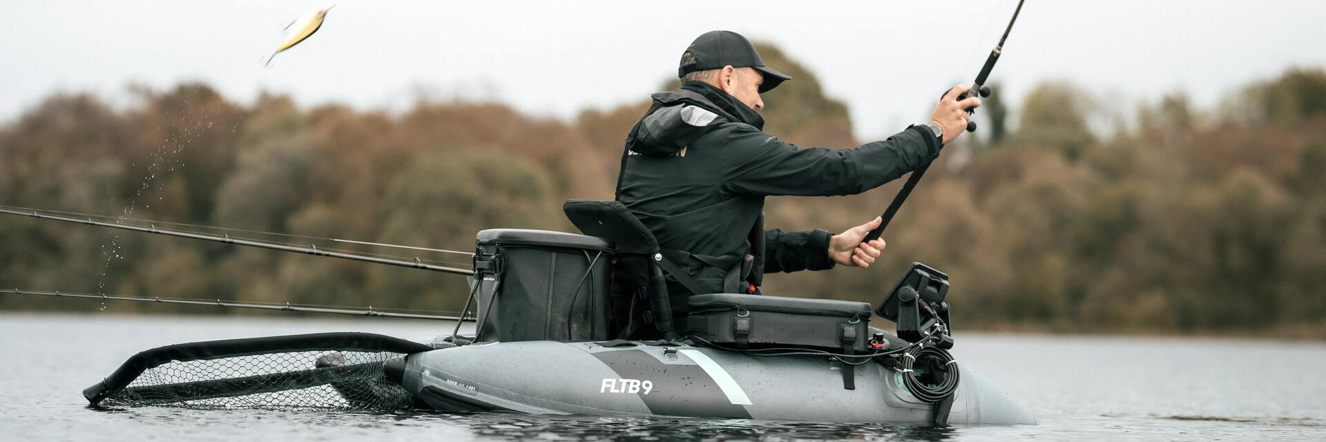 Mann sitzt mit Hund im Belly-Boat und angelt