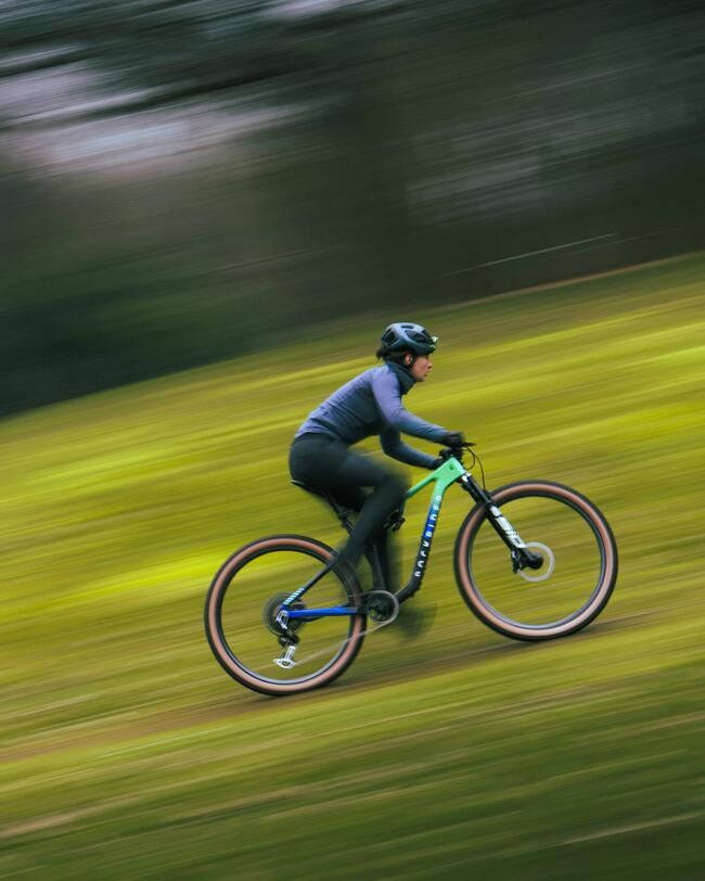 pessoa a fazer btt