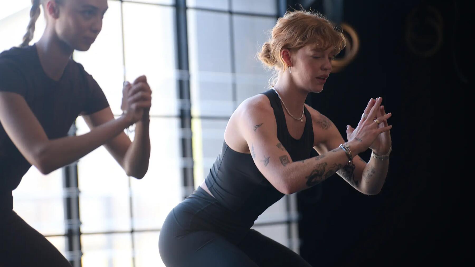 un homme faisant des squats sur un terrain de soccer