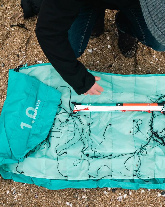 vue rapprochée d'une aile de traction 1m2 avec la barre et les lignes