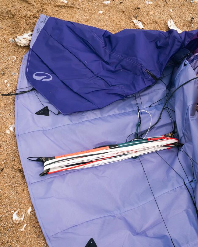vue rapprochée d'une aile de traction et les lignes, posées sur la plage