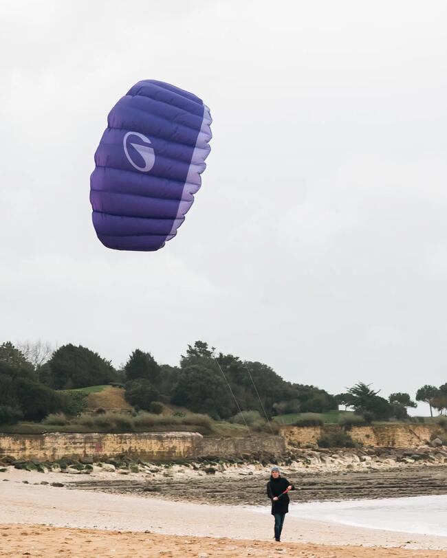 aile de traction violette volant sur la plage
