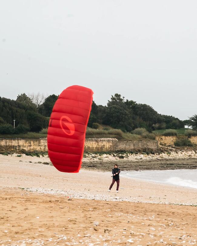 aile de traction rouge, en vol