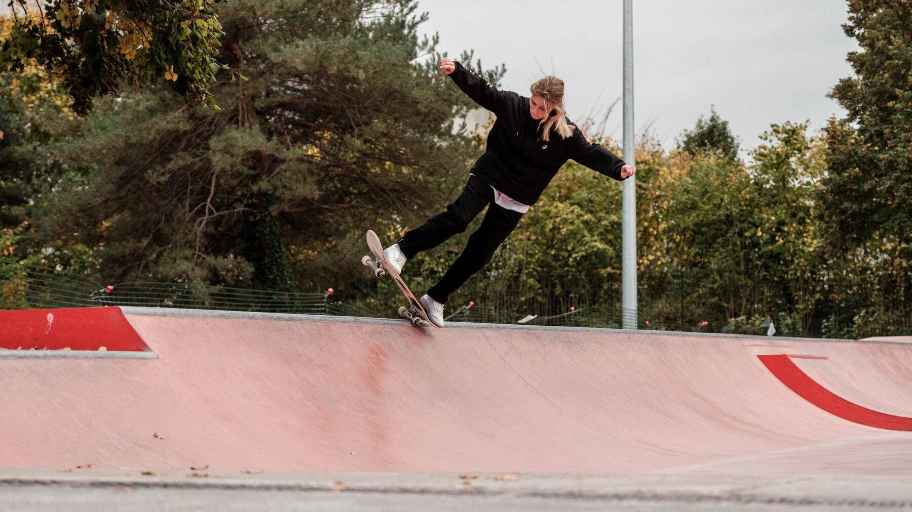 Chłopak robiący ollie na deskorolce na skateparku