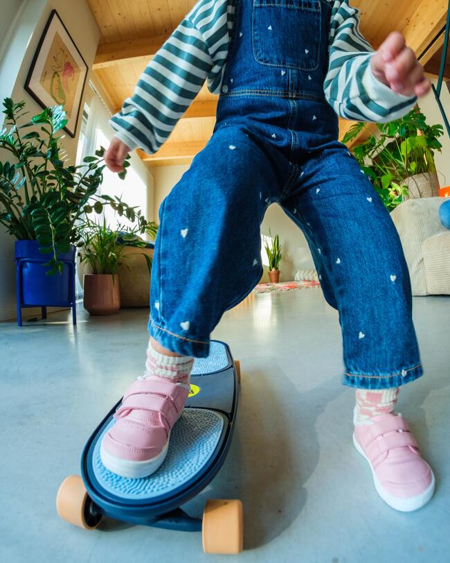 Kind auf einem Skateboard