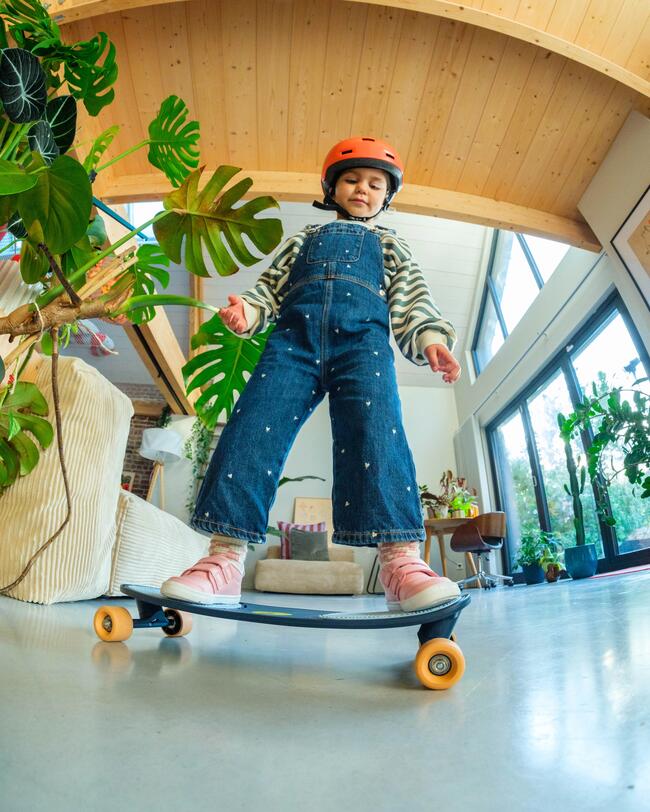 Kind auf einem Skateboard
