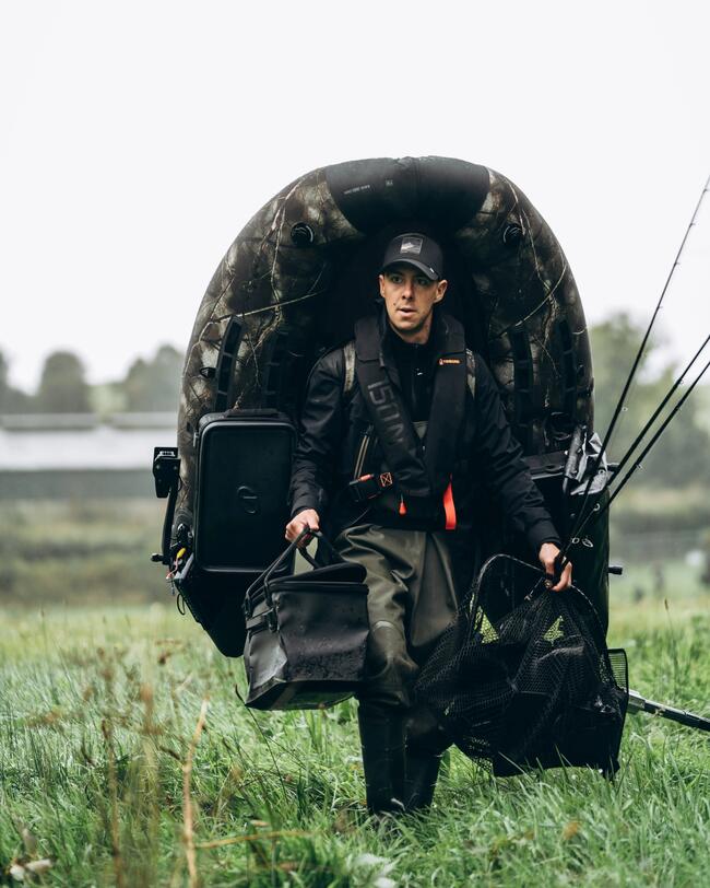 Angler carrying the FLTB 5 on his back.