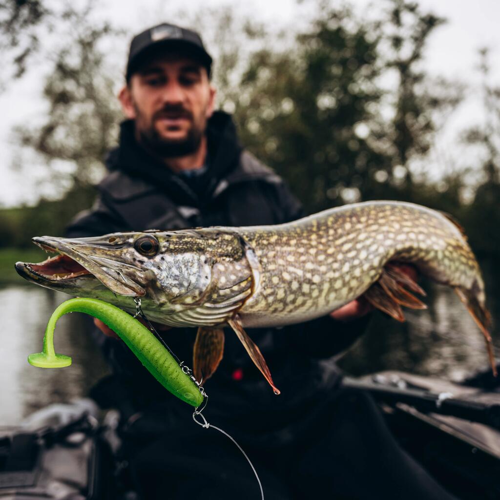 EIn Angler präsentiert einen gefangenen Hecht