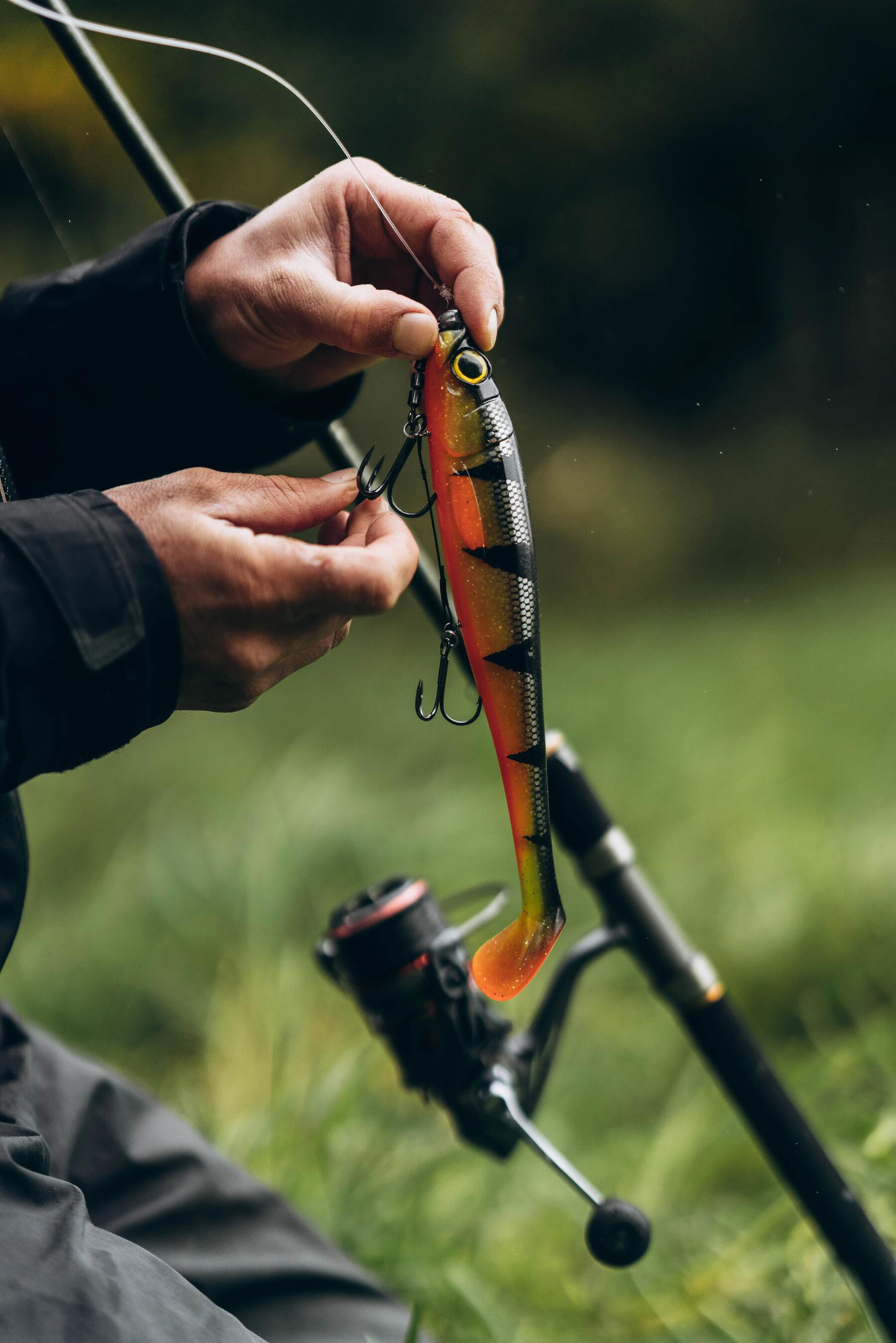 Ein Angler bereitet einen Köder für Süßwasser vor
