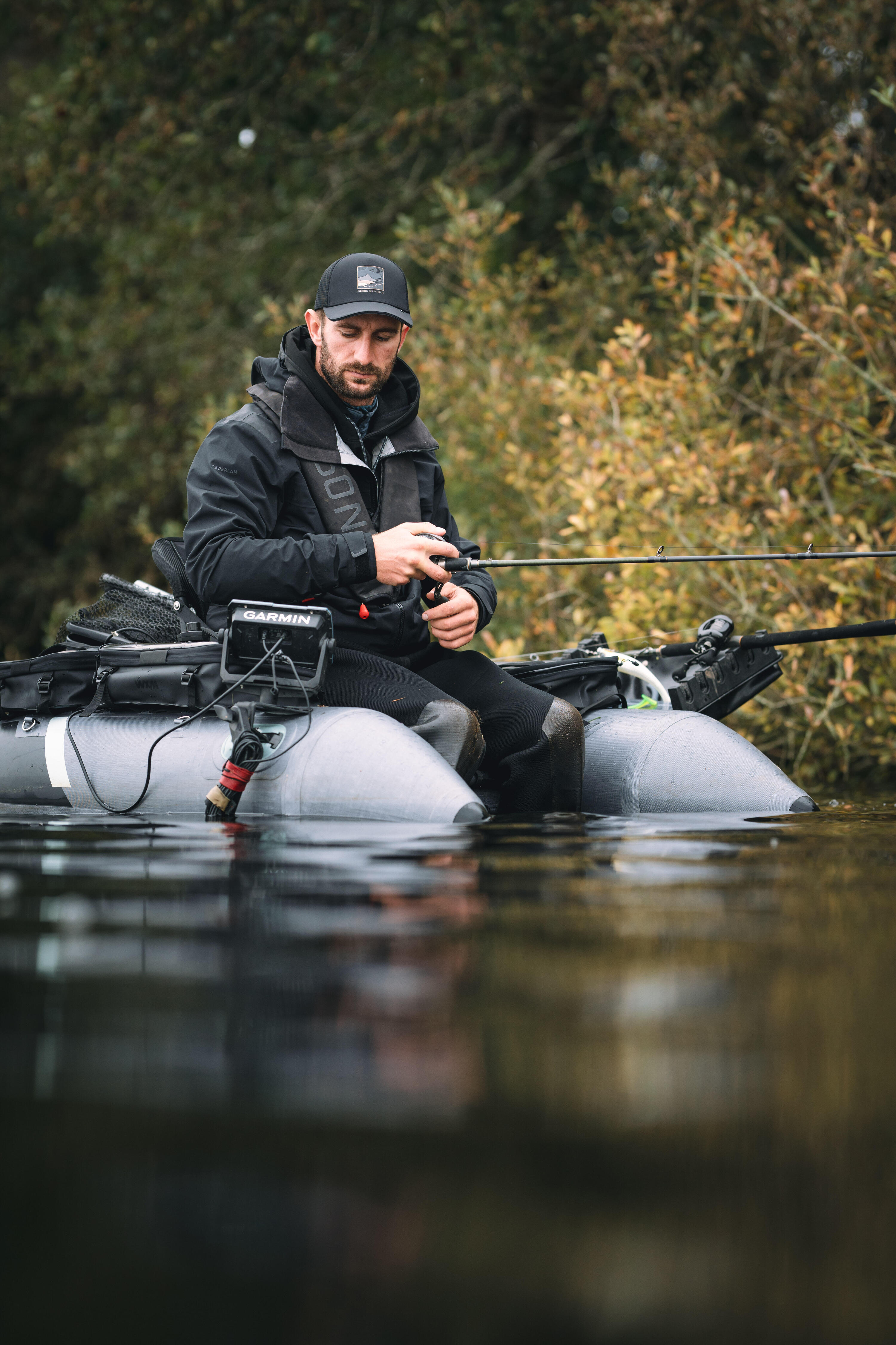 Ein ANglersitzt im Bellyboot und angelt auf Raubfisch