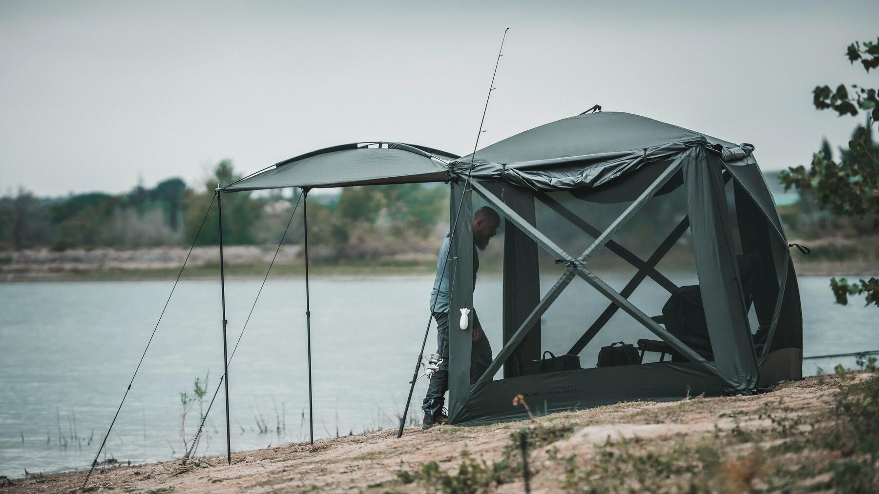 Zwei Feederruten auf einem Rod-Pod in Erwartung eines Bisses beim Federangeln am Fluss!