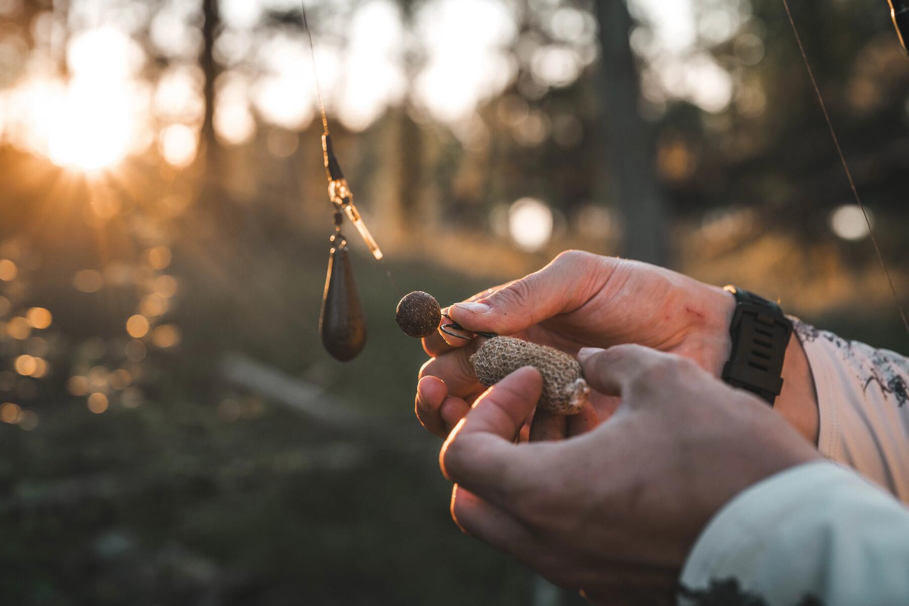 Ein Angler bereitet seine Posenmontage vor