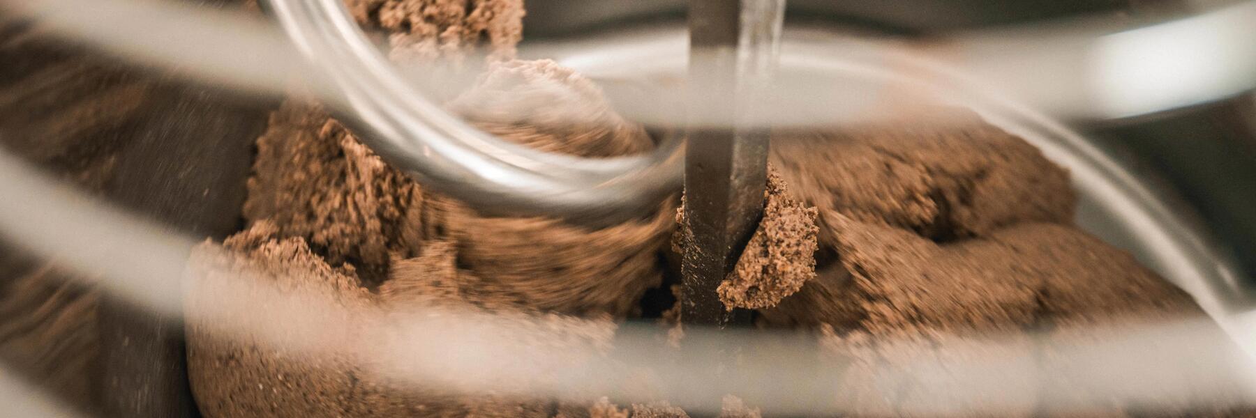 Cookie Teig in Mixer beim Mischen, um Low-Carb-Cookies zu backen!