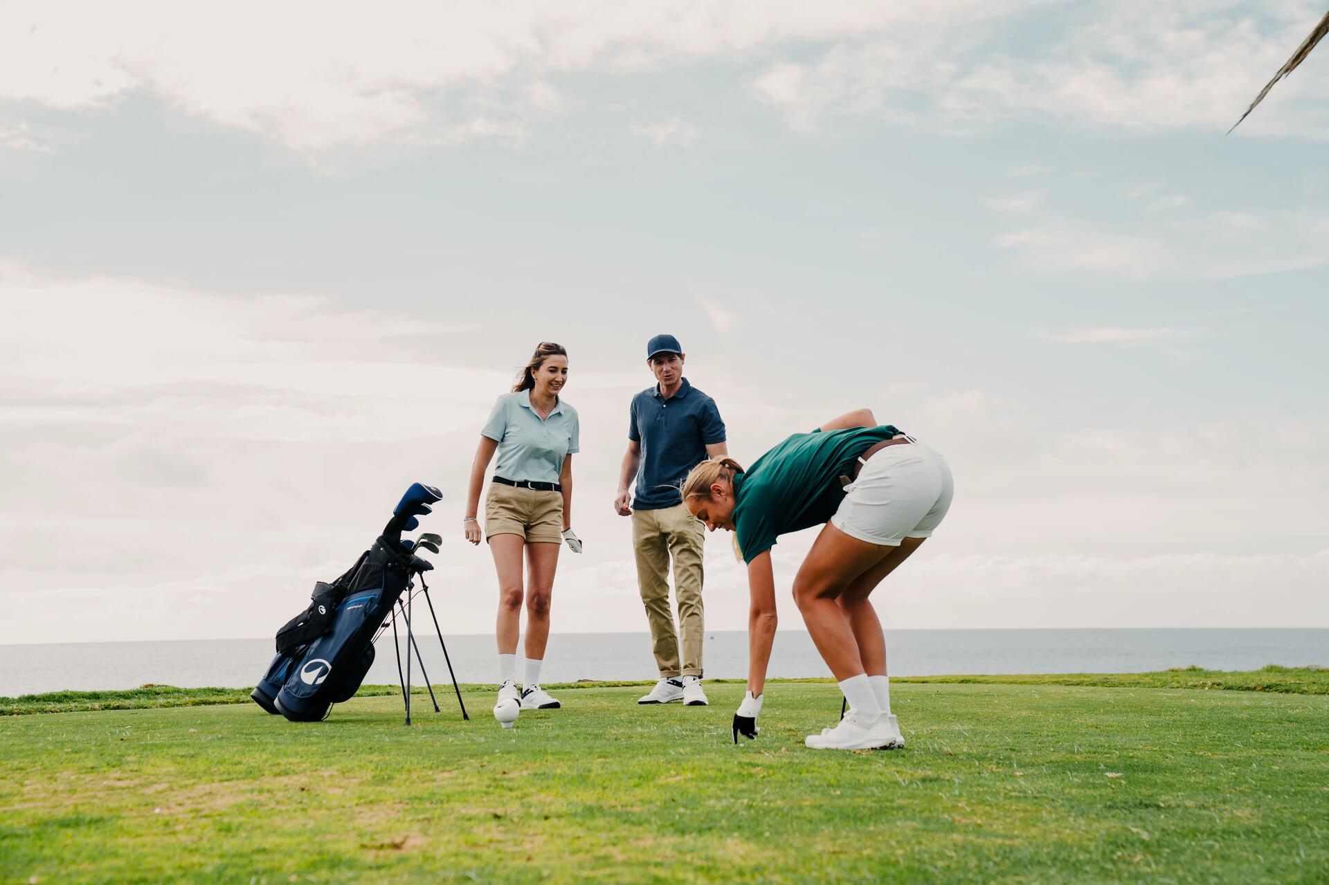 homme qui frappe la balle sur le terrain de golf