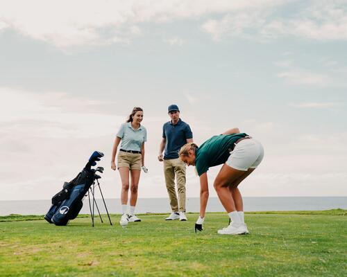 homme qui frappe la balle sur le terrain de golf