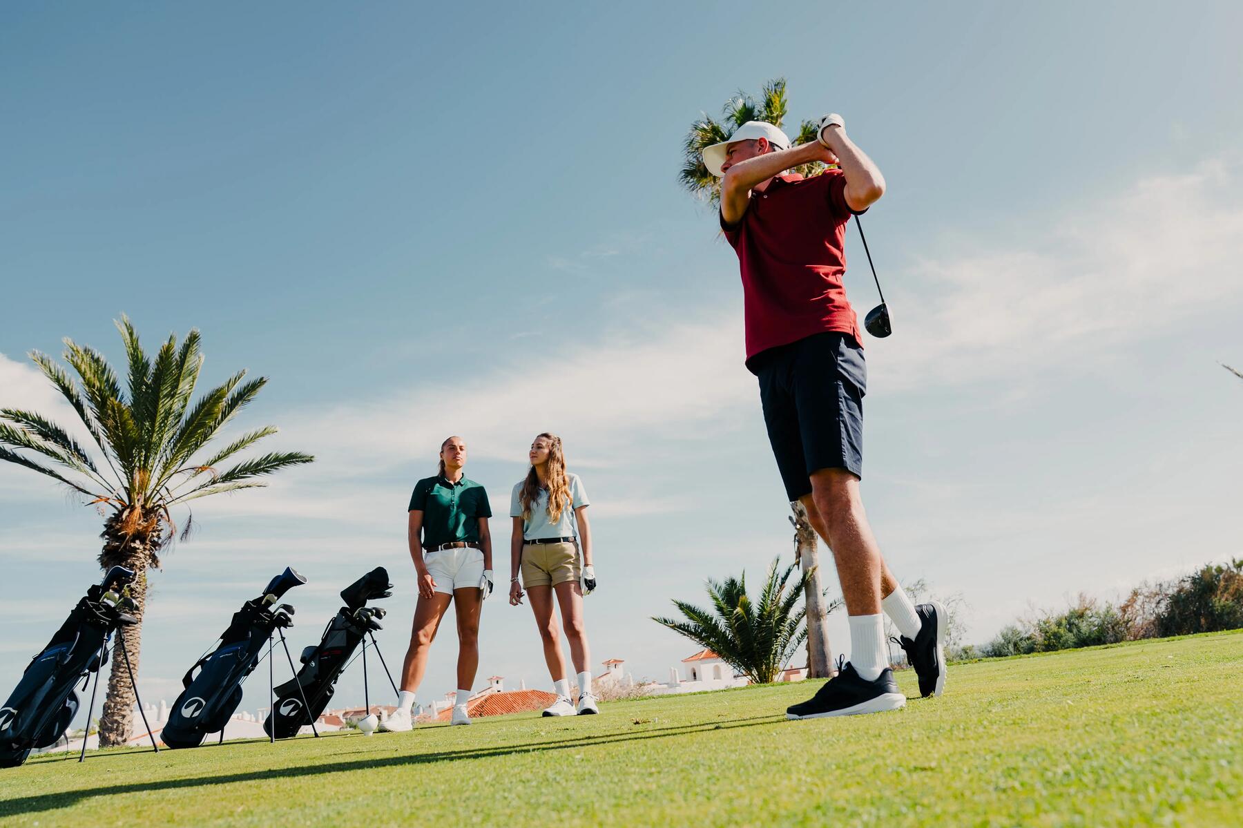 Ein Mann hat den Griff seines Golfschlägers gewechselt