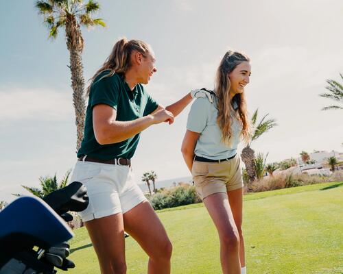 un homme frappe la balle hors d’une fosse de sable