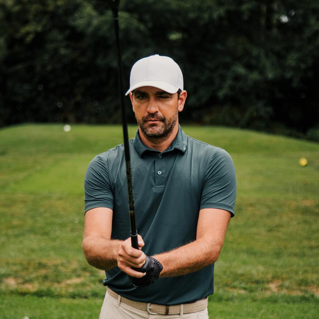 Ein Mann hält auf einem Golfplatz einen Driver-Golfschläger bah vor die Kamera.