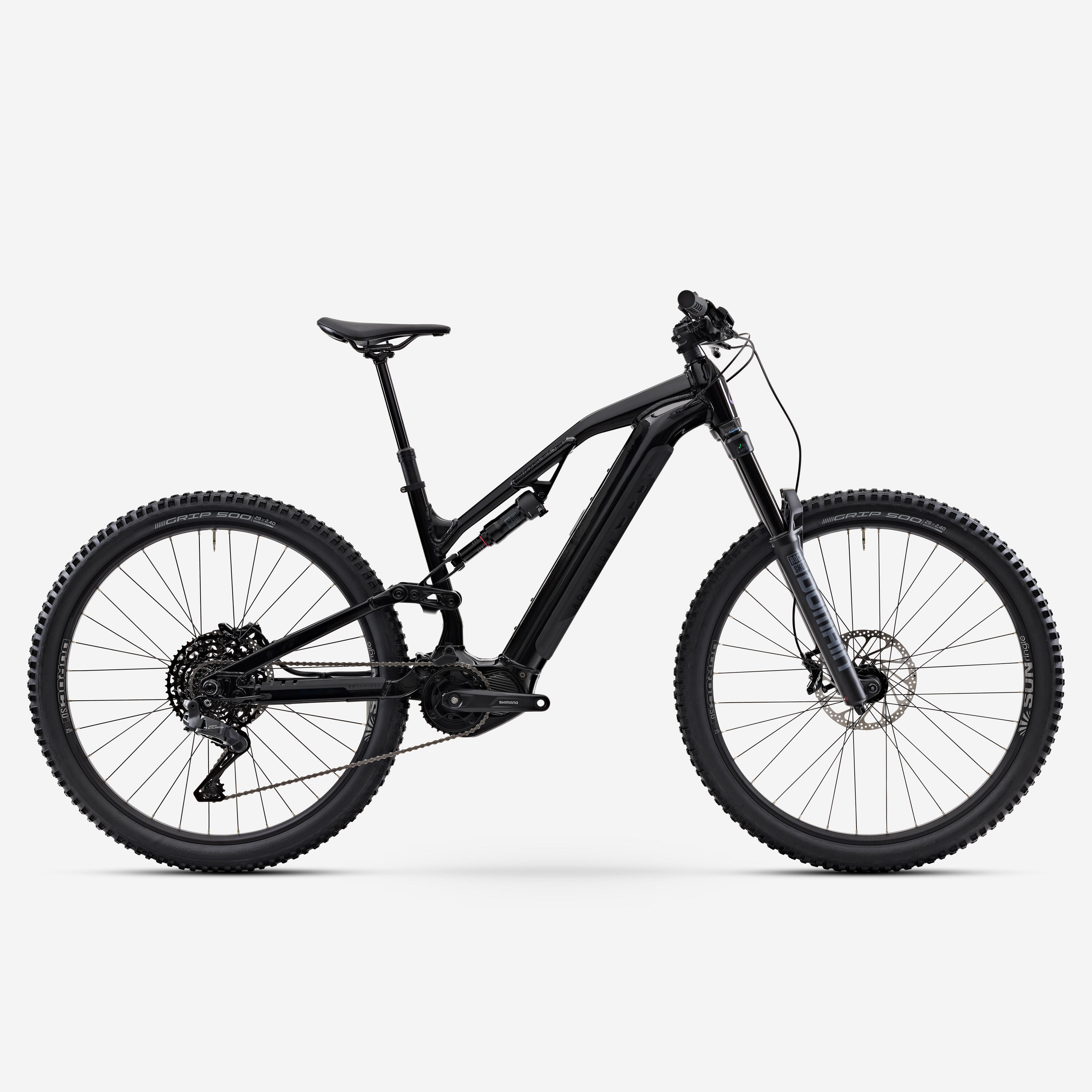 Ein schwarzes Mountainbike in der Seitenansicht vor weißem Hintergrund.